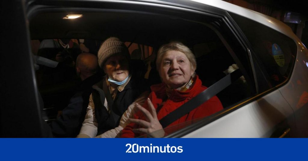 Cientos de taxistas reciben en Madrid a la caravana con 135 refugiados llegados de Ucrania