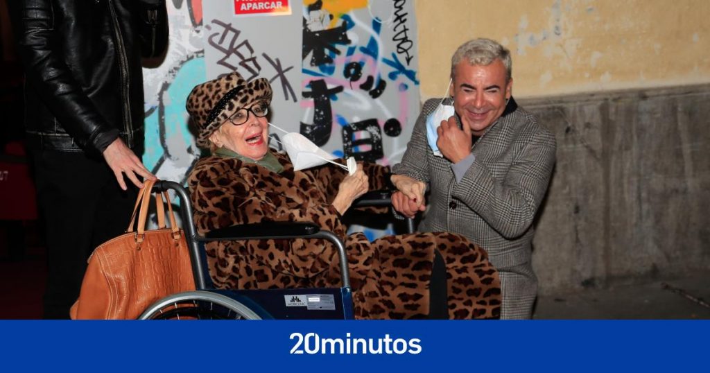 Concha Velasco sale de la residencia de la mano de Jorge Javier Vázquez