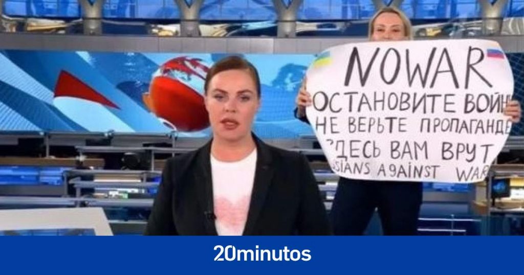 La periodista rusa que protestó contra la guerra en televisión reaparece ante un tribunal en Moscú