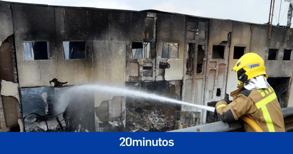 Los Bomberos siguen trabajando en el incendio de una nave tras el que han aparecido peces muertos en el río Besòs