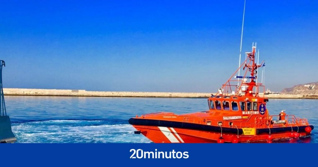 Un barco de Málaga a Melilla choca con un portacontenedores durante la travesía