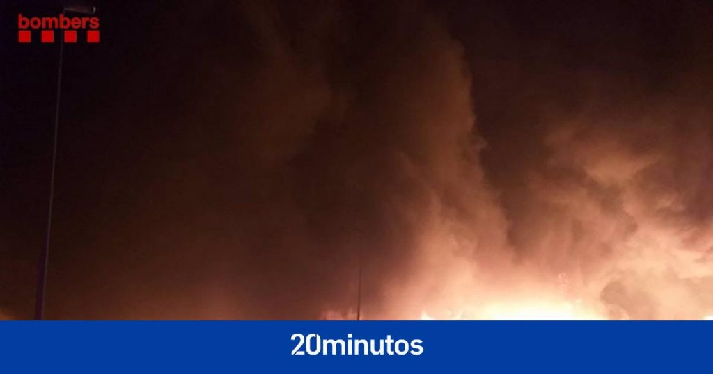 Un incendio quema bidones con líquido inflamable en una nave industrial de Barcelona Un incendio quema bidones con líquido inflamable en una nave industrial de Barcelona