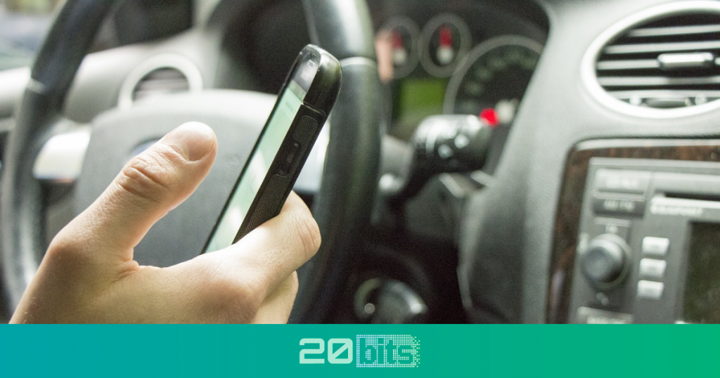 estos 5 dispositivos te ayudarán a consultar el móvil sin distraerte de la carretera
