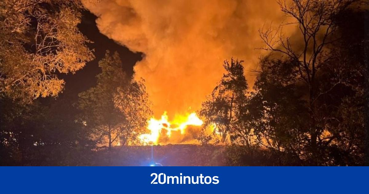 Arde el exterior de una planta de residuos en Colmenar Viejo que a su vez origina un incendio de vegetación