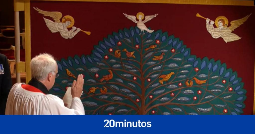 Bendecida la mampara bordada tras la cual será ungido Carlos III