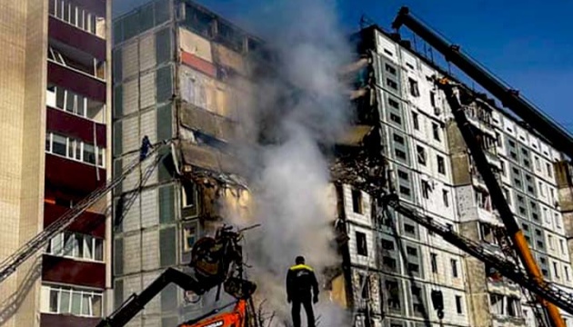Bloques de apartamentos fueron destruidos en tres ciudades, se reportaron víctimas