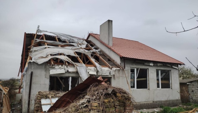 Civil herido, daños reportados por bombardeos rusos en Nikopol