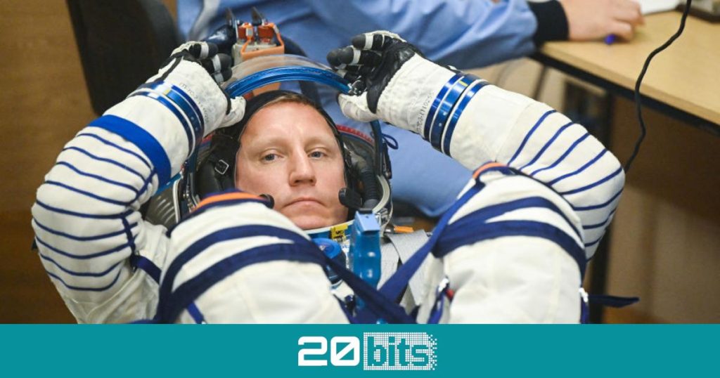 Cosmonautas efectúan una nueva caminata espacial para alistar el módulo Naúka