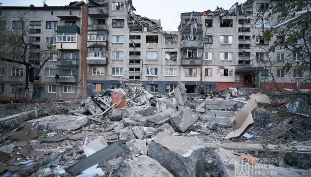 Dos personas fueron rescatadas de los escombros de una casa de cinco pisos en Slavyansk
