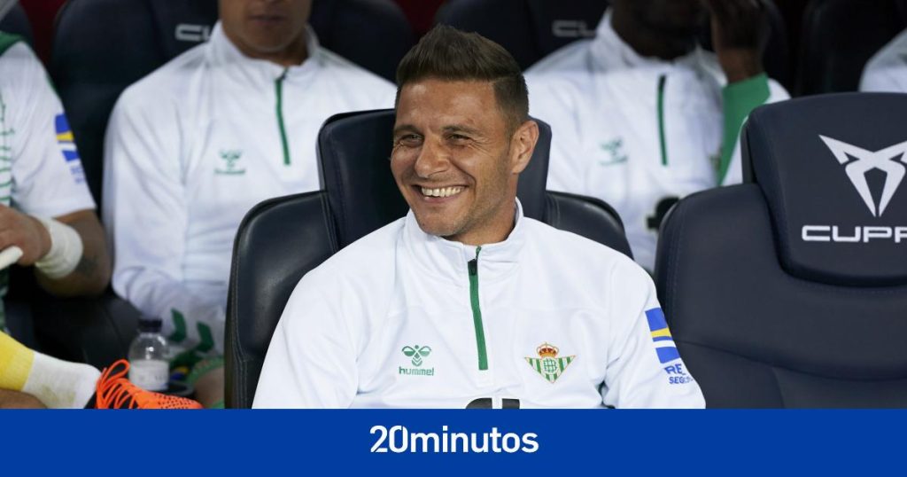 El Camp Nou se vuelca con Joaquín con una triple ovación y el ’17’ se marcha lesionado