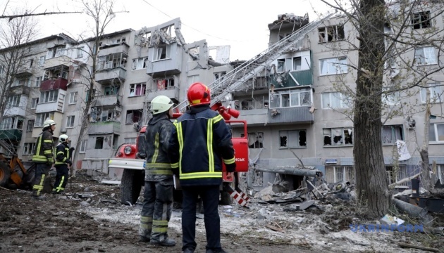 El cuerpo de una mujer fue retirado de los escombros en Slavyansk.  El número de muertos se eleva a 13