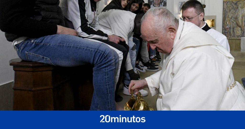 El papa Francisco lava los pies de doce jóvenes presos el Jueves Santo