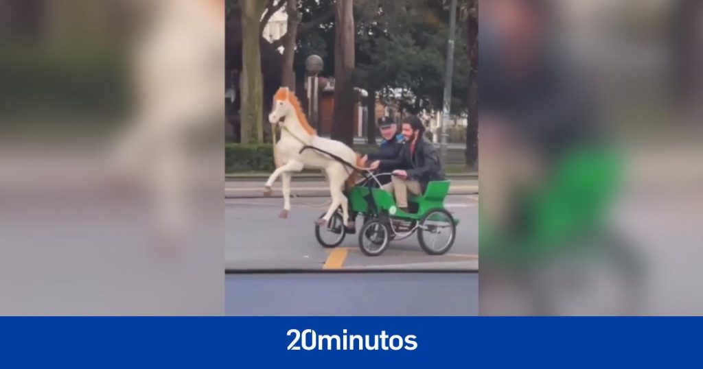El paseo matutino de dos jóvenes sobre uno de los caballos de Méndez Núñez como medio de transporte para volver a casa