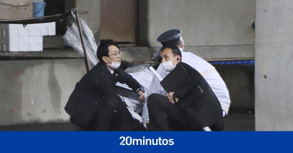 El primer ministro japonés, evacuado tras la explosión de una bomba de humo durante un acto El primer ministro japonés, evacuado tras la explosión de una bomba de humo durante un acto