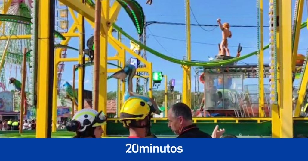 Evacuada una veintena de personas de una atracción de la feria de Sevilla que se quedó parada