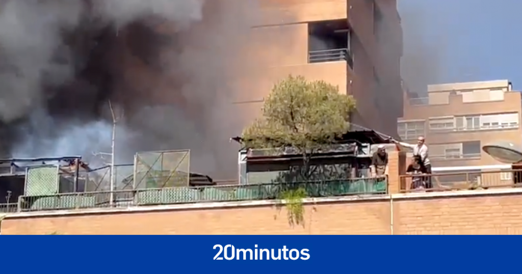 Evacuan a un anciano de una terraza en llamas en Valencia Evacuan a un anciano de una terraza en llamas en Valencia
