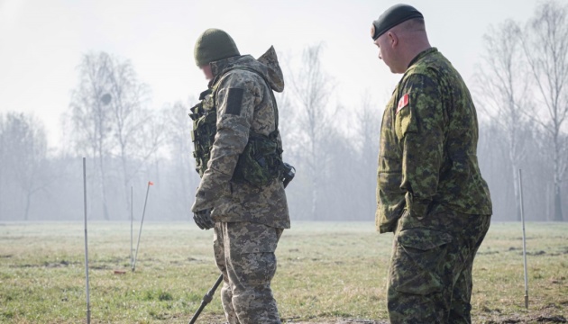 Instructores canadienses capacitan a militares ucranianos en Polonia sobre seguridad en minas Instructores canadienses capacitan a militares ucranianos en Polonia sobre seguridad en minas
