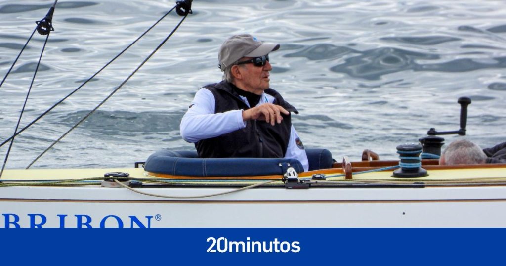 Juan Carlos I llega de nuevo a puerto tras navegar en el ‘Bribón’ y entrena para las regatas de Sanxenxo