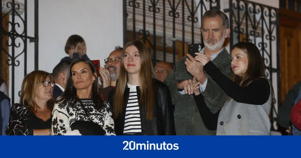 Las imágenes de la visita sorpresa de los reyes y sus hijas a Chinchón