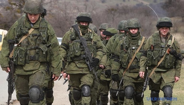 Los invasores en Crimea redistribuyen equipo militar a las líneas de defensa