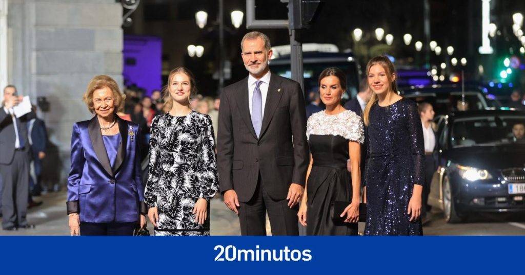 Los reyes y sus hijas sorprenden a los vecinos de Chinchón y disfrutan con ellos de escenas de la pasión de Cristo