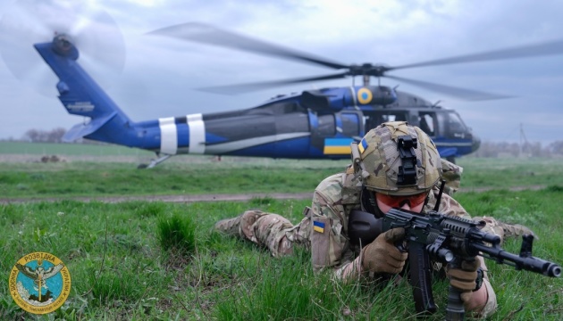 Los soldados de operaciones especiales ucranianos ahora están usando un helicóptero Black Hawk estadounidense en combate.