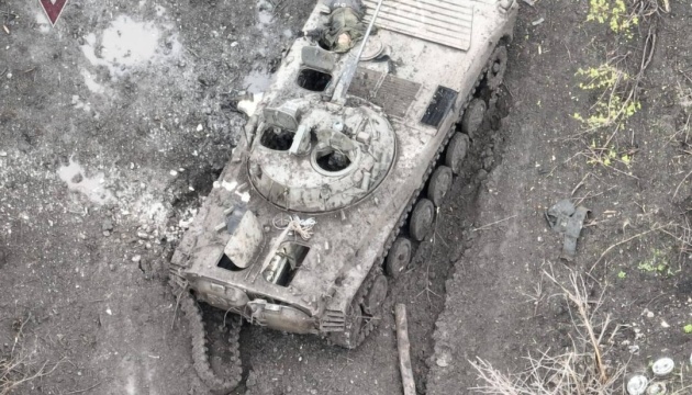 Paracaidistas muestran BMP ruso destruido en la región de Lugansk