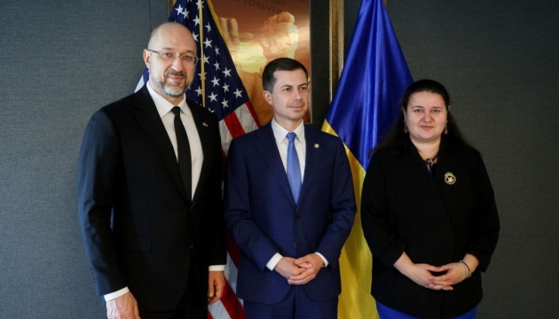 Schmihal analiza la reconstrucción de infraestructura crítica con el Secretario de Transporte de EE. UU.