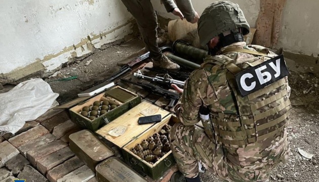 Se descubrió un alijo de armas a 3 kilómetros de la línea del frente en la región de Luhansk Se descubrió un alijo de armas a 3 kilómetros de la línea del frente en la región de Luhansk