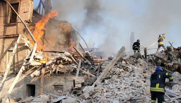 Se produce un incendio, tres civiles resultan heridos cuando los rusos bombardean el distrito de Kupyansk.