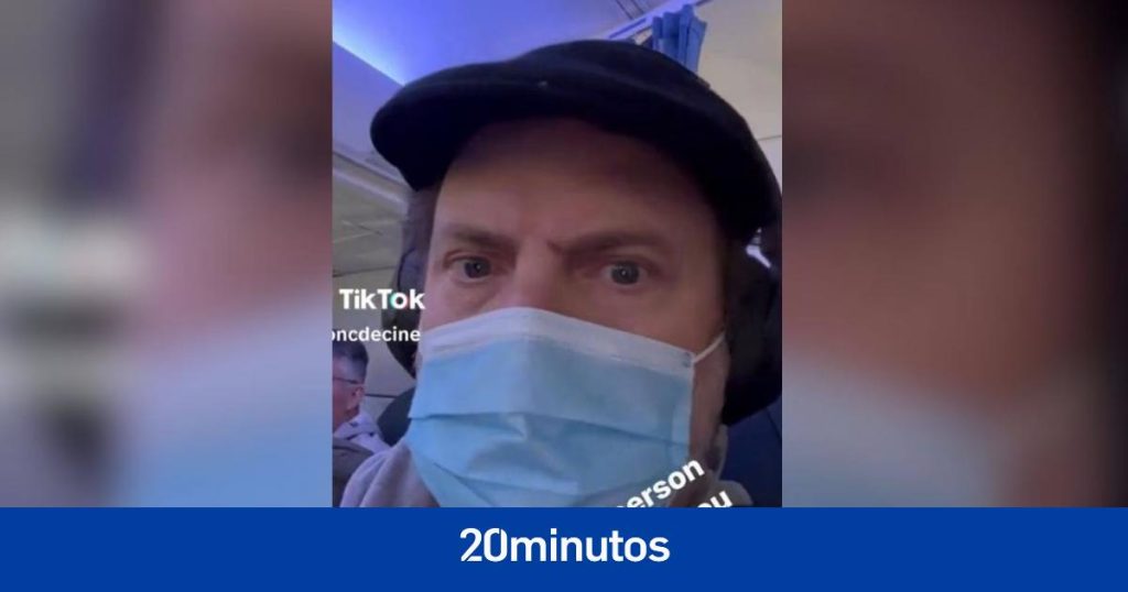 Se sienta al lado del actor de la serie que está viendo en el avión y ni se inmuta