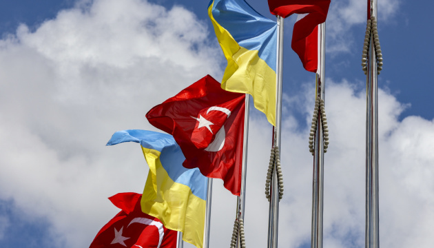 Ucrania y Turquía discuten el apoyo a los niños ucranianos evacuados Ucrania y Turquía discuten el apoyo a los niños ucranianos evacuados