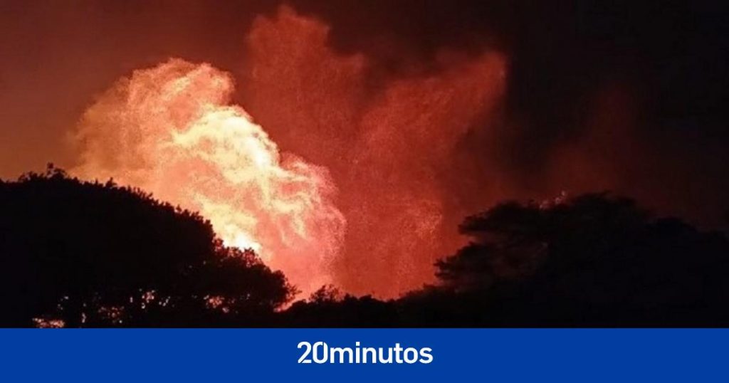Un centenar de efectivos sigue trabajando en el incendio de Tarifa, que afecta a al menos a 50 hectáreas Un centenar de efectivos sigue trabajando en el incendio de Tarifa, que afecta a al menos a 50 hectáreas