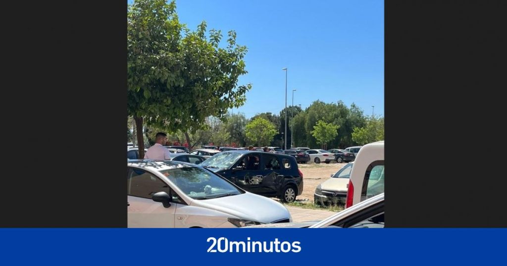 Una pelea multitudinaria con palos causa destrozos en varios coches en Sevilla