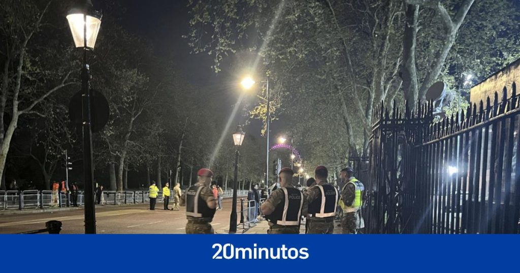 Arrestan a un hombre por arrojar supuestos cartuchos al palacio de Buckingham