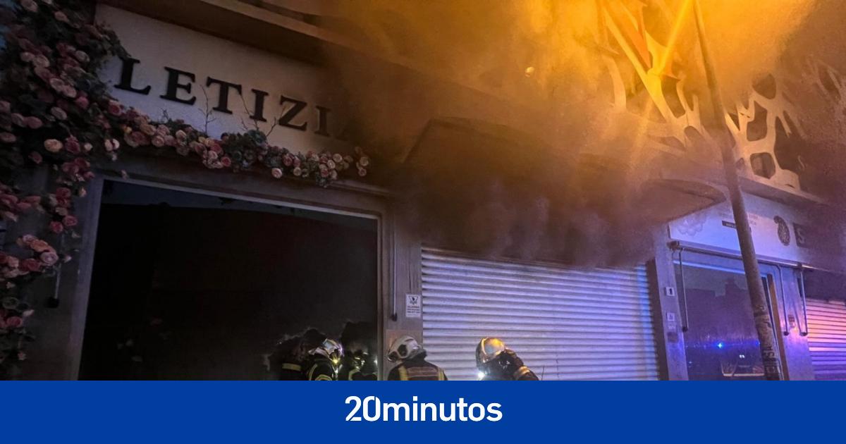 Bomberos extinguen un incendio industrial en dos naves de productos textiles en Fuenlabrada