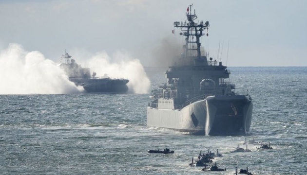 Dos portamisiles rusos en el Mar Negro están listos para lanzar hasta 16 misiles Kalibr.