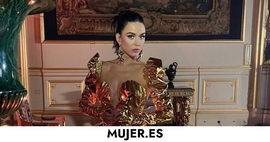 El impactante vestido dorado hecho a medida de Vivienne Westwood que Katy Perry llevó en su concierto para Carlos III