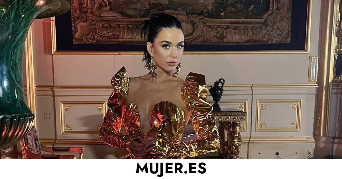 El impactante vestido dorado hecho a medida de Vivienne Westwood que Katy Perry llevó en su concierto para Carlos III El impactante vestido dorado hecho a medida de Vivienne Westwood que Katy Perry llevó en su concierto para Carlos III