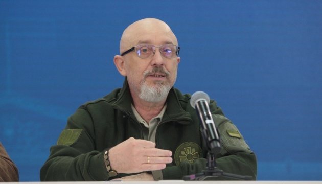 El jefe de defensa de Ucrania se jacta de un «robodog» ocupado limpiando minas
