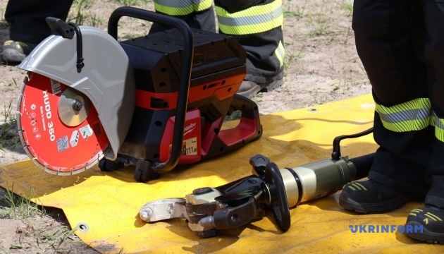 Francia entrega equipo de rescate de emergencia a Ucrania Francia entrega equipo de rescate de emergencia a Ucrania