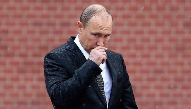Putin probablemente quería presentarse como el comandante en jefe de la exitosa invasión de Ucrania. Putin probablemente quería presentarse como el comandante en jefe de la exitosa invasión de Ucrania.