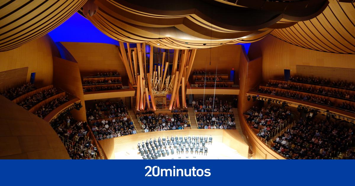 «Su acompañante sonreía y la miraba» «Su acompañante sonreía y la miraba»