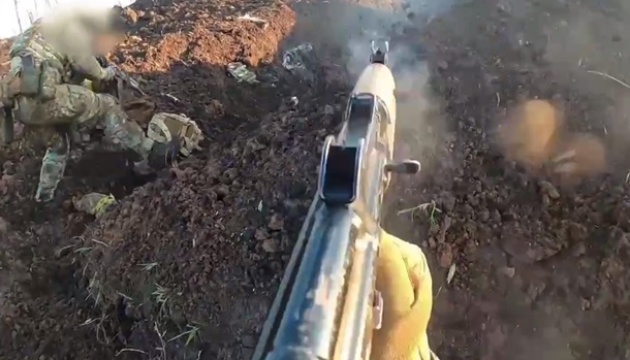 Un batallón bielorruso muestra la limpieza de una trinchera en el camino a Bakhmut