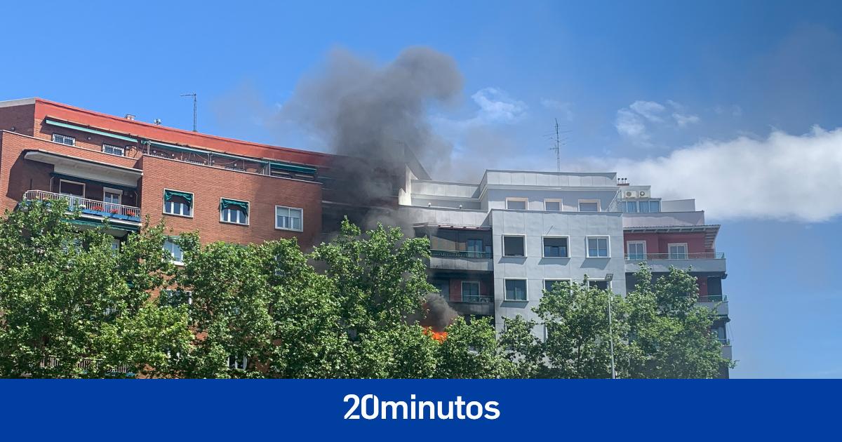 Un incendio en un piso de Embajadores deja cuatro heridos, entre ellos tres bomberos Un incendio en un piso de Embajadores deja cuatro heridos, entre ellos tres bomberos