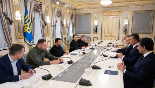 Zelensky analiza las inversiones y la recuperación de Ucrania con la dirección de BlackRock Zelensky analiza las inversiones y la recuperación de Ucrania con la dirección de BlackRock