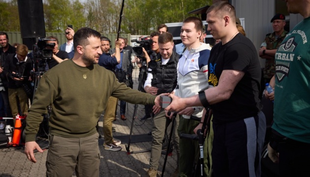 Zelensky entrega relojes al personal militar que se encuentra en rehabilitación en los Países Bajos