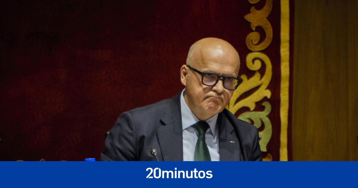 conducía a 215 kilómetros por hora en el coche oficial conducía a 215 kilómetros por hora en el coche oficial