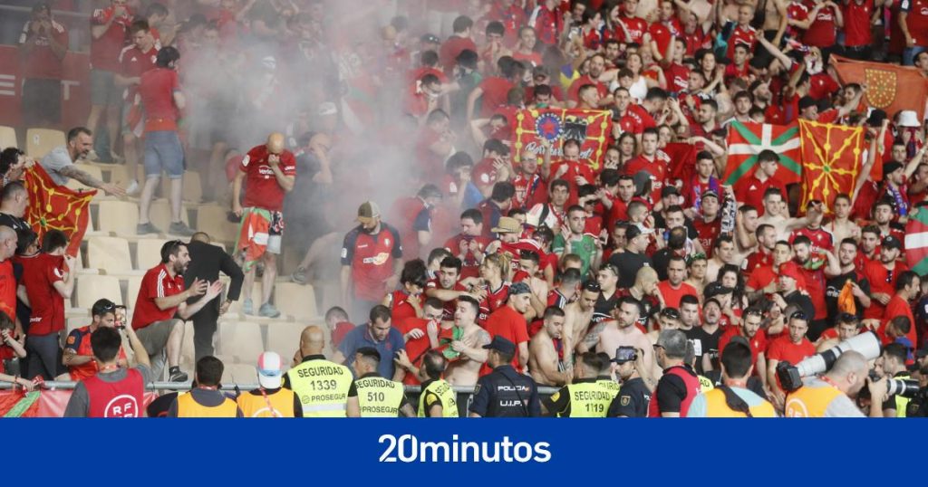 partido parado, una valla rota y un herido