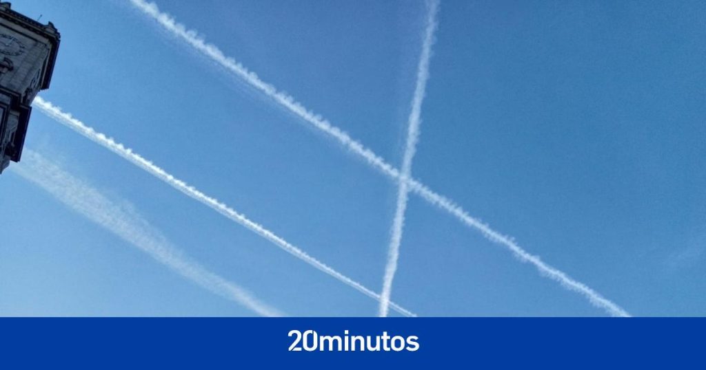 Aparecen unas extrañas formas luminosas en el cielo en varios puntos de España Aparecen unas extrañas formas luminosas en el cielo en varios puntos de España